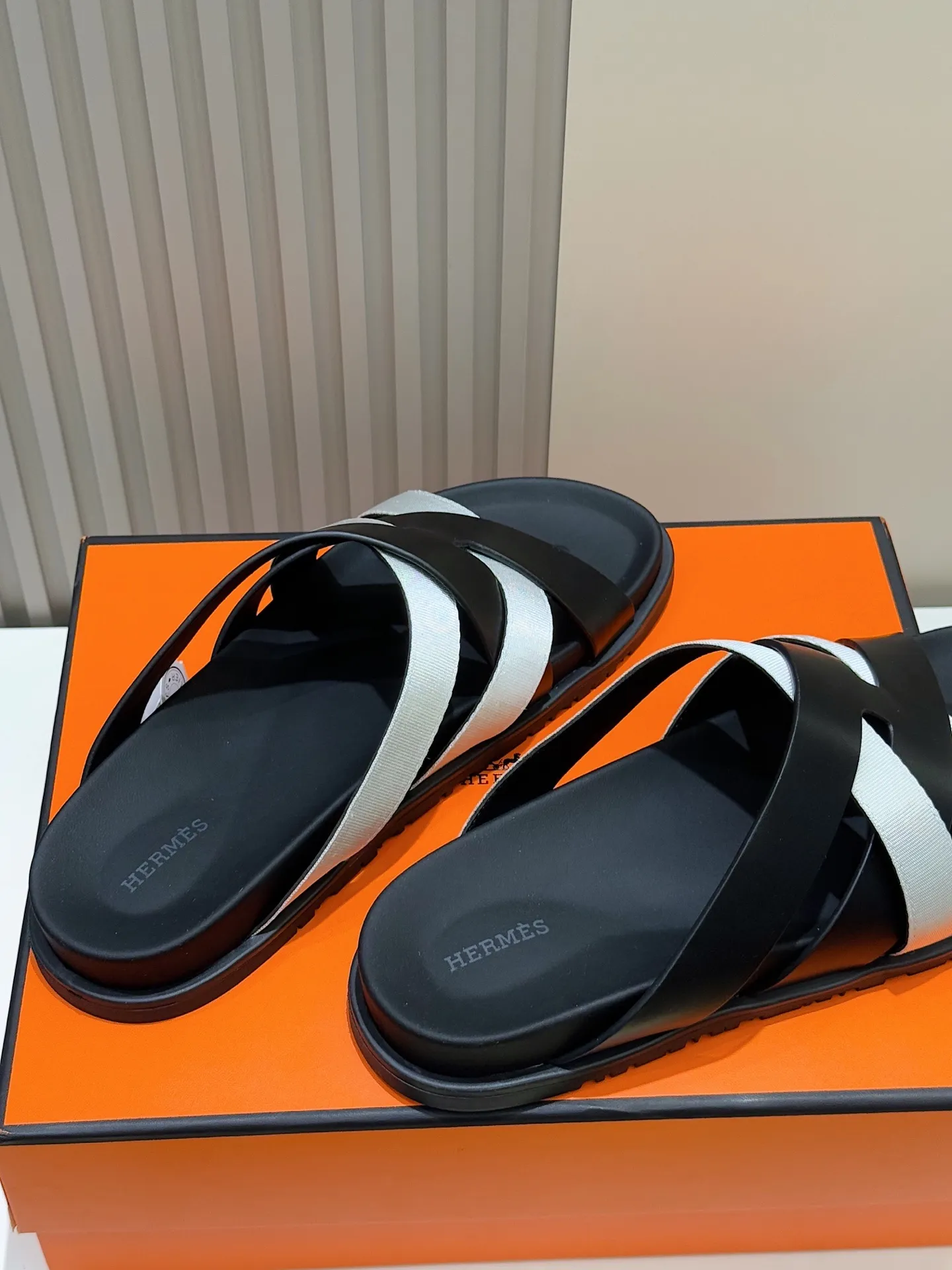 Batch 280 Hermes men's Kazimir slippers - top quality woven calfskin functional sandals, with interwoven uppers inspired by the "H" iconic pattern to create a casual look, perfect for summer. Imported cowhide + cowhide lining + rubber outsole Size: 38-44 (.45.46 customized)